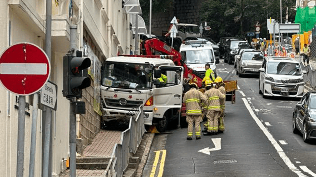 中環己連拿利吊臂車斜路溜前 撞毀欄杆撼幼稚園外牆 疑手制未拉盡肇禍