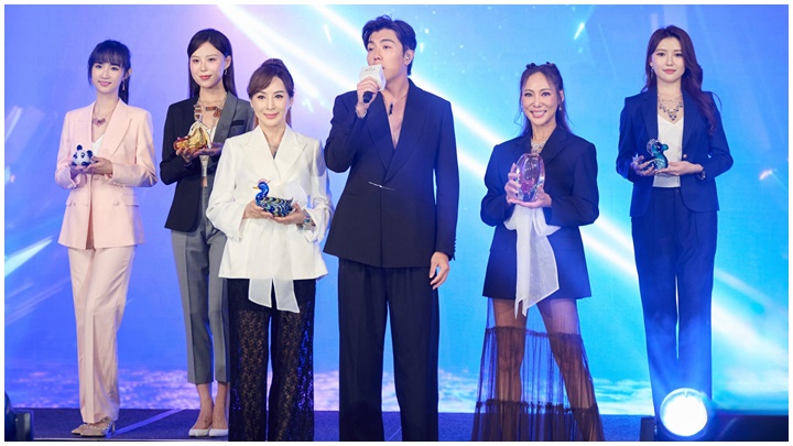 羅霖孖程瑤率師妹行天橋 趙浚承獻唱為「仁美」籌款 羅霖孖程瑤率師妹行天橋 趙浚承獻唱為「仁美」籌款