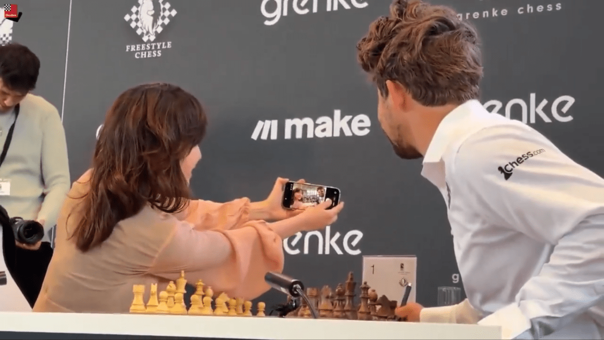 笑騎騎放毒蛇｜18歲美少女棋手邀自拍留念 世界棋王笑著拍完轉身檢舉