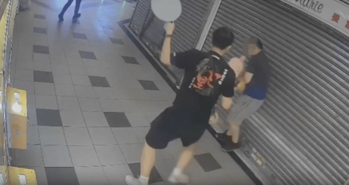 葵涌廣場夾公仔店疑爆竊案 店員施私刑摺凳狂毆光頭漢 網民驚呼：隨時攞命