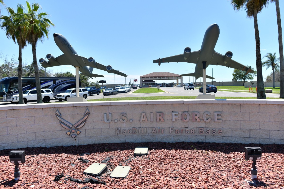 涉在佛州空軍基地外放炸彈 華裔漢潛逃中國 胞姊在美被捕