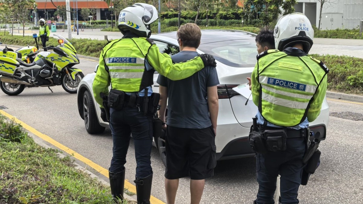 東九龍交警打擊白牌車行動 放蛇拘2司機扣查涉案車輛