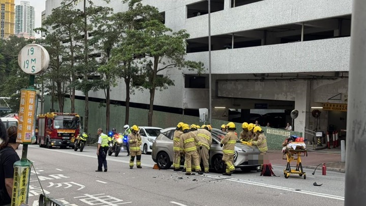鑽石山私家車被撞 女司機受傷被困