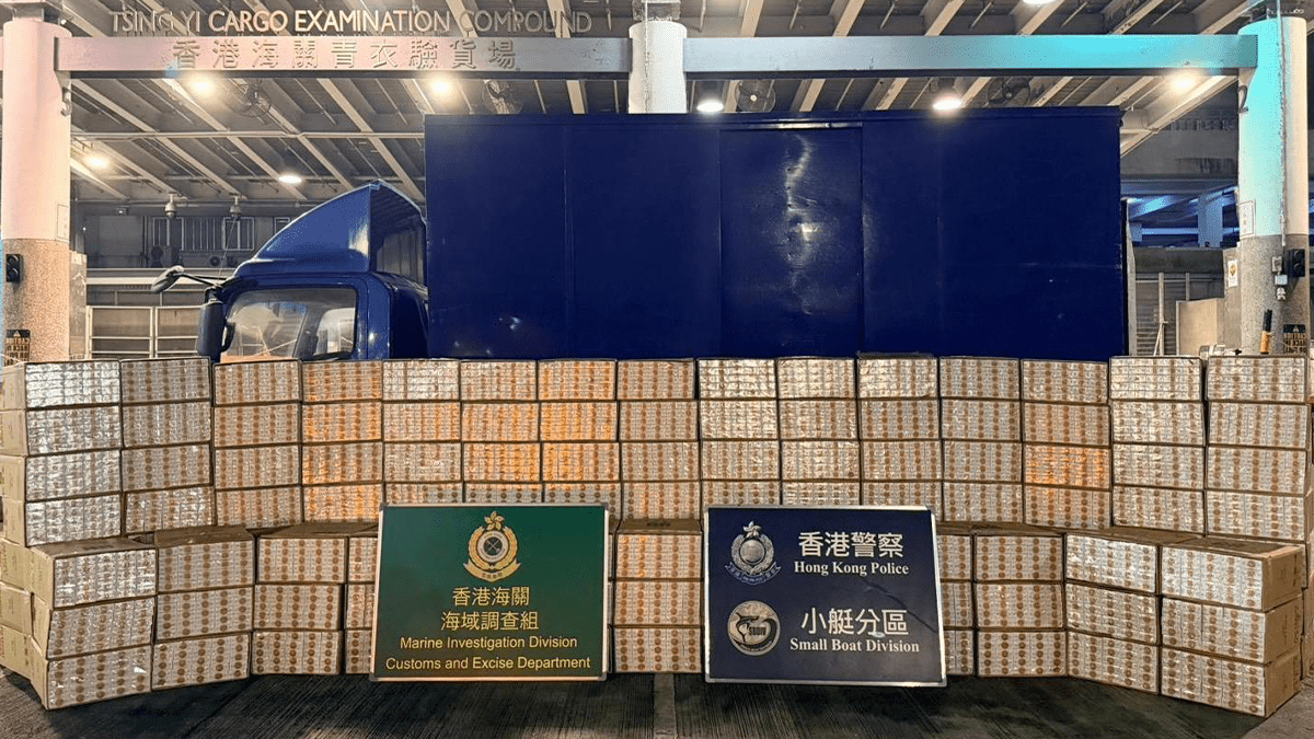 水警聯海關香港南面水域反走私 檢$760萬私煙扣查貨車