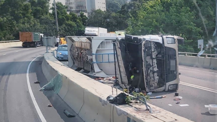 屯門龍富路貨車翻側司機被困 壓向私家車車頂變形