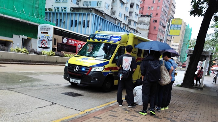 長沙灣巴士迷追拍蘇雅琳廣告車身巴士   遭私家車撞傷送院