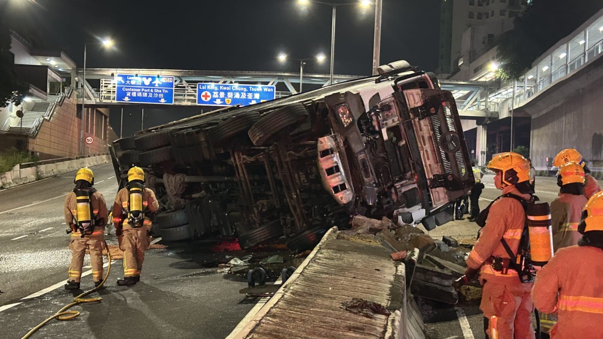 呈祥道重型貨車失控翻側 壓毀石壆司機受困受傷