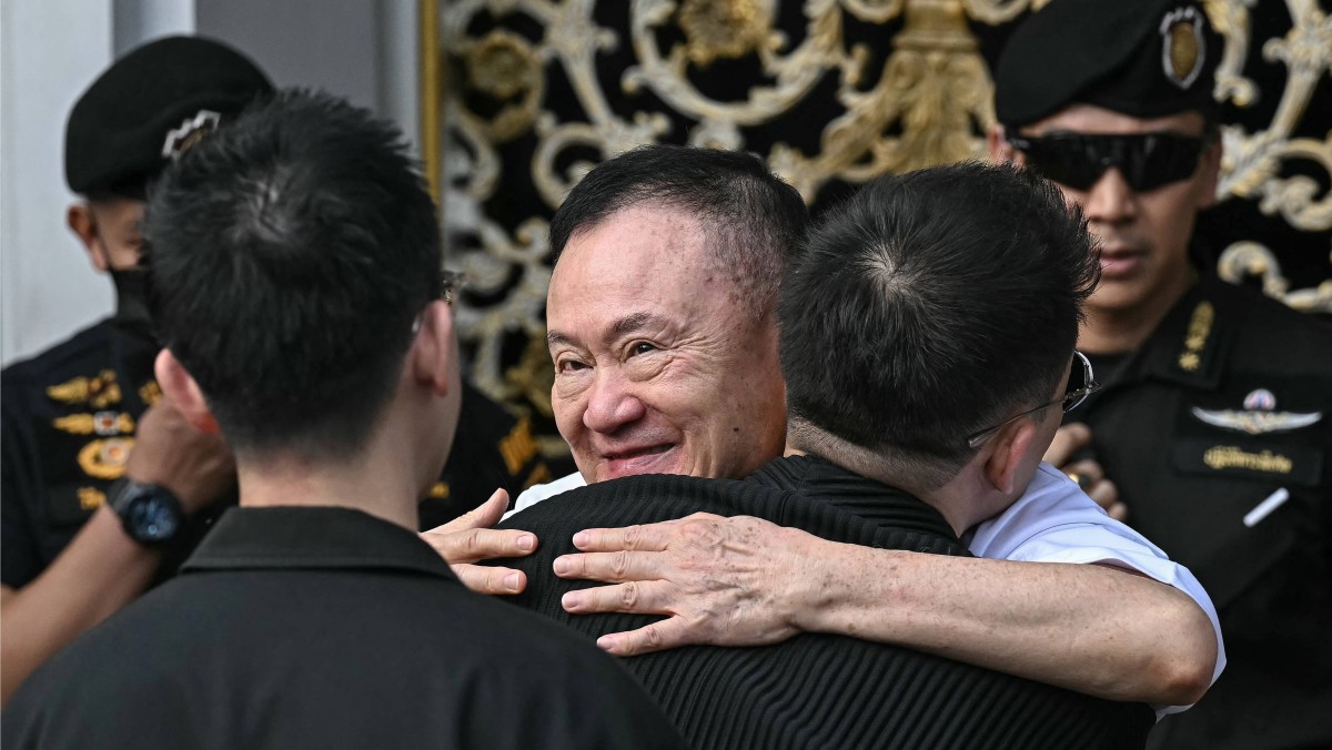 泰前總理他信獲假釋出獄  上千「紅衫軍」到場迎接
