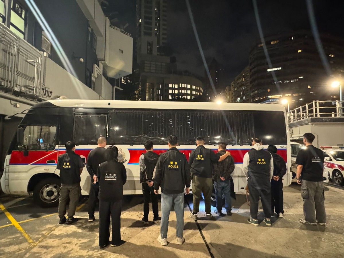 張學友演唱會｜警方入境處紅館外打擊炒黃牛  拘4內地男女