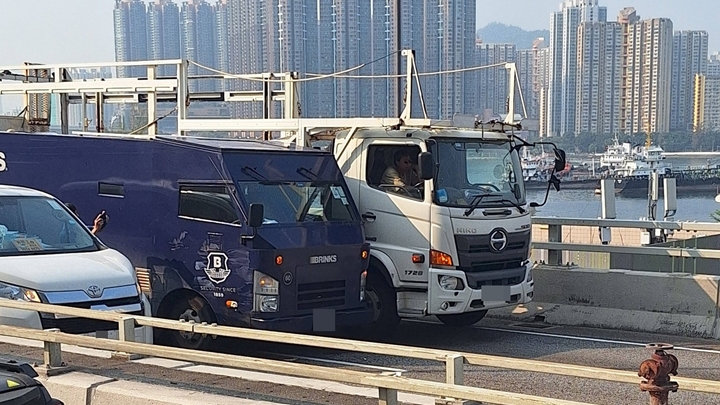 荃灣路解款車與兩車相撞 交通一度受阻