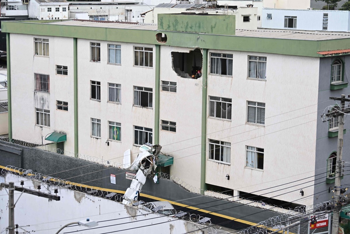 巴西小型機撞3層高樓房 釀3死2傷