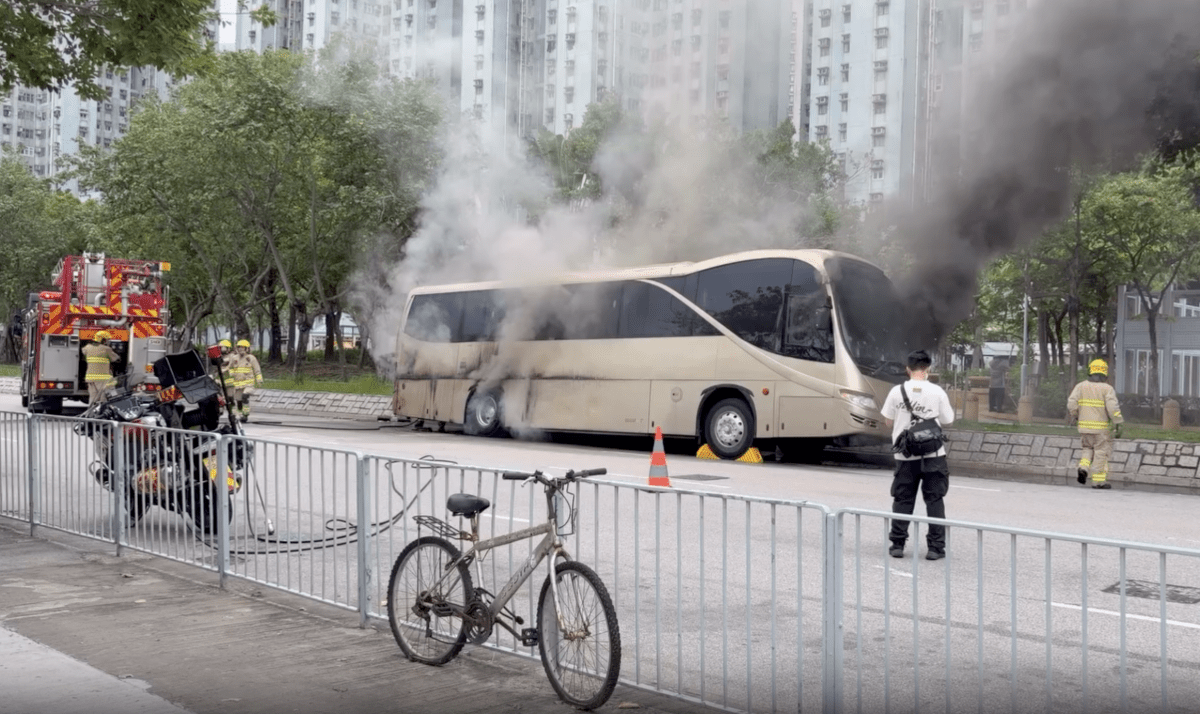屯門旅遊巴起火濃煙席捲半空 消防救熄無人傷