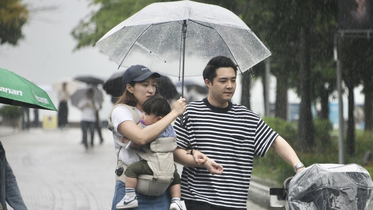 冷鋒襲港︱天文台特別天氣提示：稍後氣溫逐步下降有狂風雷暴 明日雨勢有時頗大、顯著較涼 最低氣溫19°C