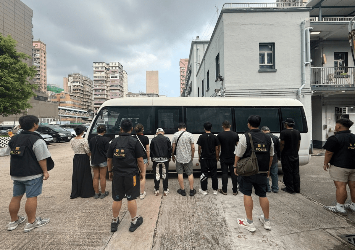 警深水埗破釣魚機賭擋　拘12人檢小量賭款等
