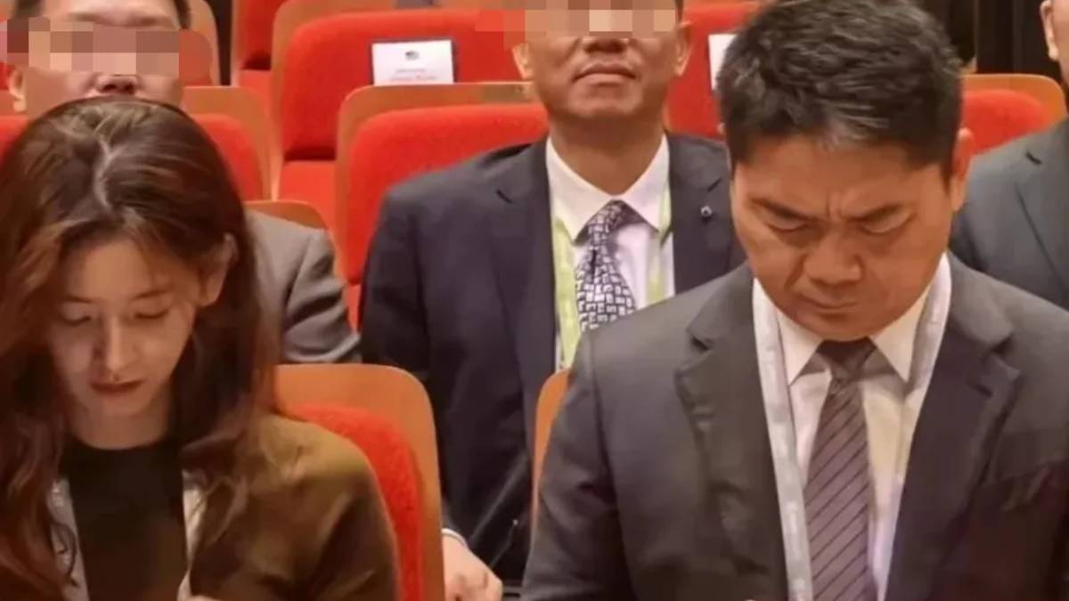 「奶茶妹」旁低頭皺眉似犯錯 劉強東「從此老婆面前沒自信」成熱搜 「奶茶妹」旁低頭皺眉似犯錯 劉強東「從此老婆面前沒自信」成熱搜