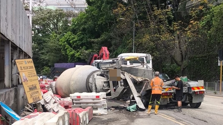 茶果嶺道混凝土車撞水馬 田螺飛脫墮地