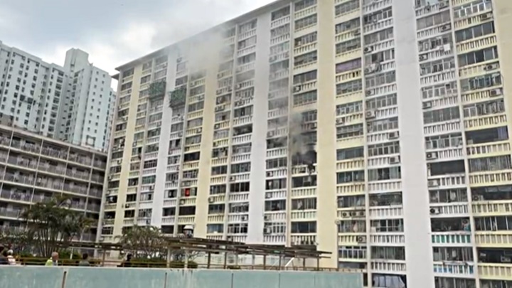 香港仔華富邨單位起火  消防升雲梯救火