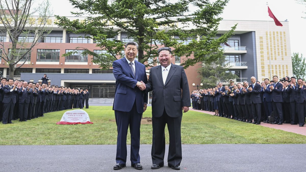 習近平訪北韓︱參拜中朝友誼塔 到訪勞動黨中央幹部學校與金正恩種樅樹
