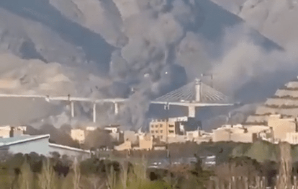 伊朗局勢｜美炸毀伊朗標誌性大橋 特朗普威脅：伊朗是時候達成協議