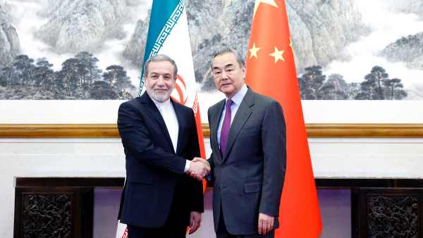 伊朗局勢｜王毅與伊朗外長通電話  阿拉格齊高度讚賞中方推動局勢降溫