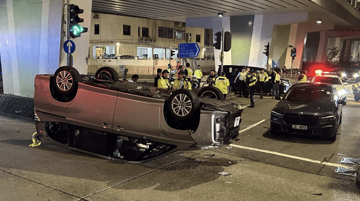 旺角車禍：銀色七人車翻側四腳朝天 四人受傷