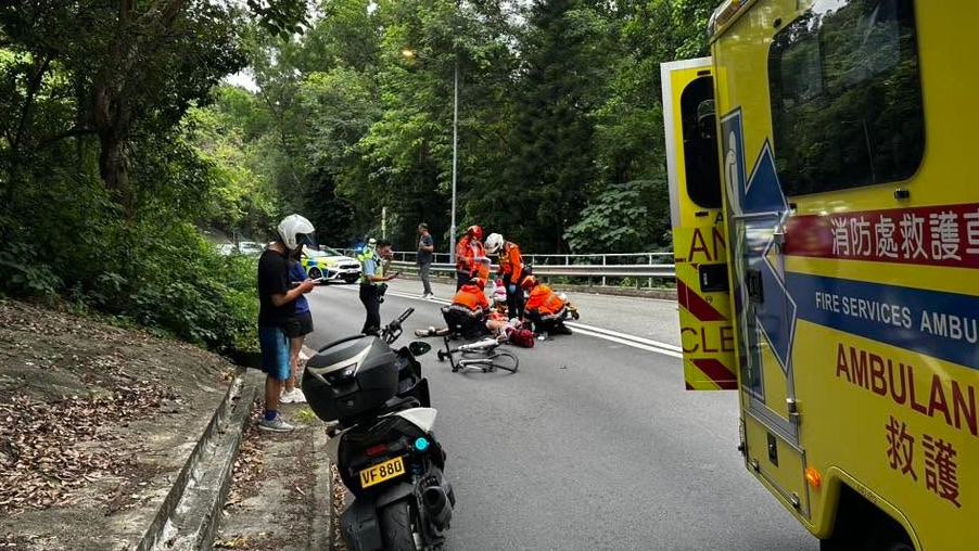 荃錦公路單車失控越線迎面撞七人車 19歲男手受傷送院