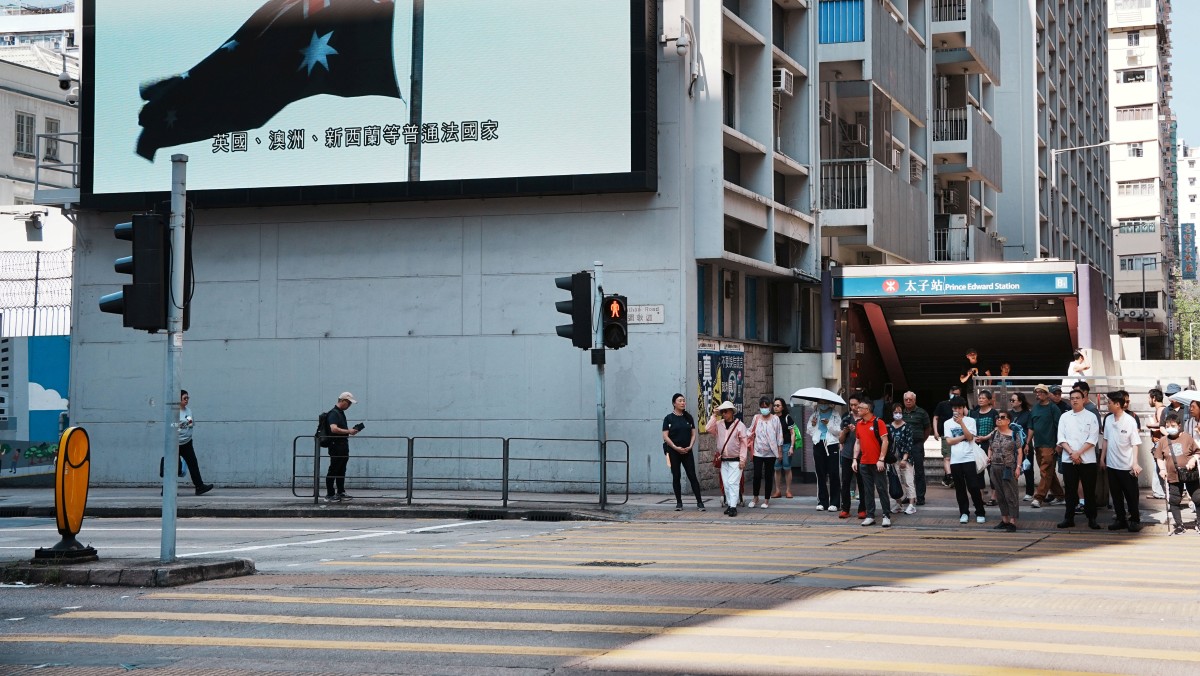 旺角警署外牆遭塗鴉 逾一周後巡警揭發 警查天眼拘兩男 旺角警署外牆遭塗鴉 逾一周後巡警揭發 警查天眼拘兩男