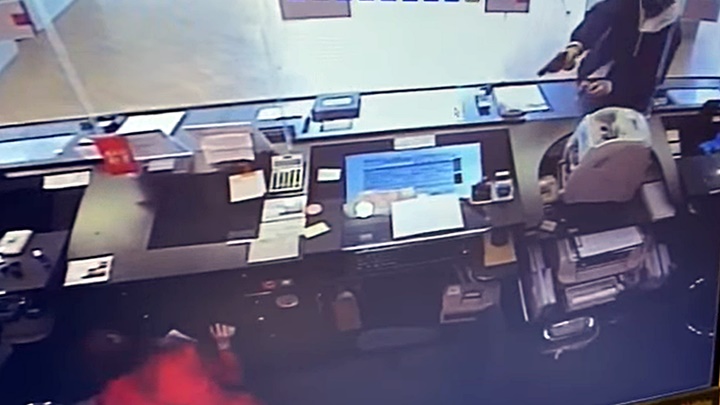 打劫東亞銀行│獨行賊行劫過程曝光  被槍指嚇女職員驚慌蹲在櫃台底