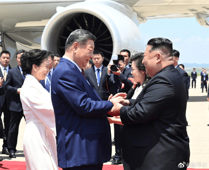 封面並排朝中國旗︱北韓官媒7個版面 80多張相宣傳習近平訪問北韓