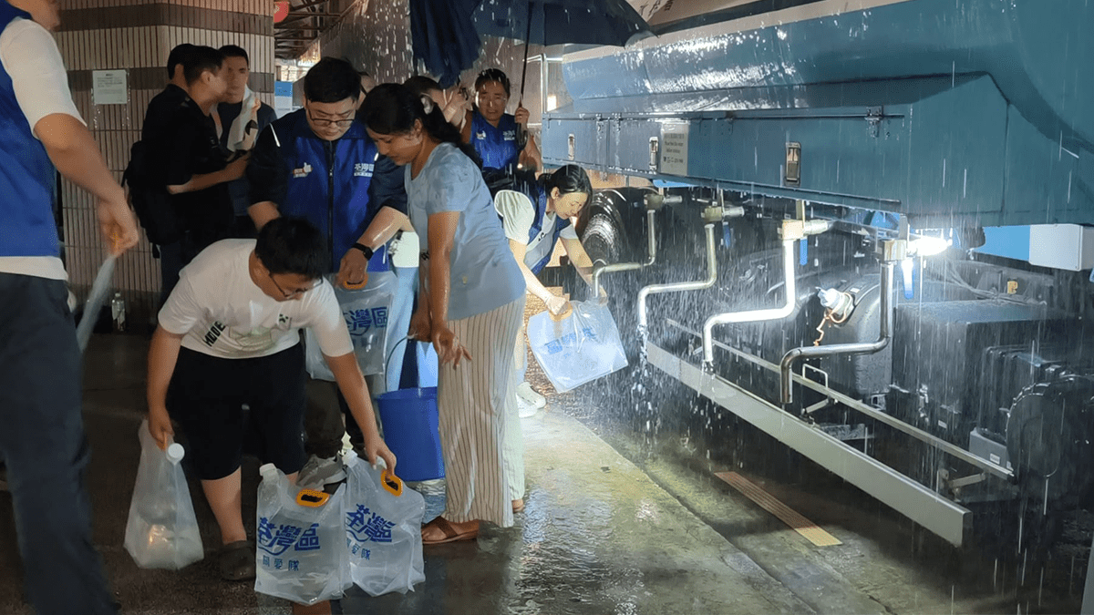 荃灣中心大停電｜老婦不適送院 居民冒雨落樓取水 當局啟動緊急事故監察及支援中心應對