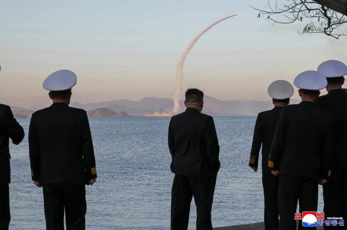 金正恩監督新型驅逐艦試射巡航導彈 重申優先強化核威懾