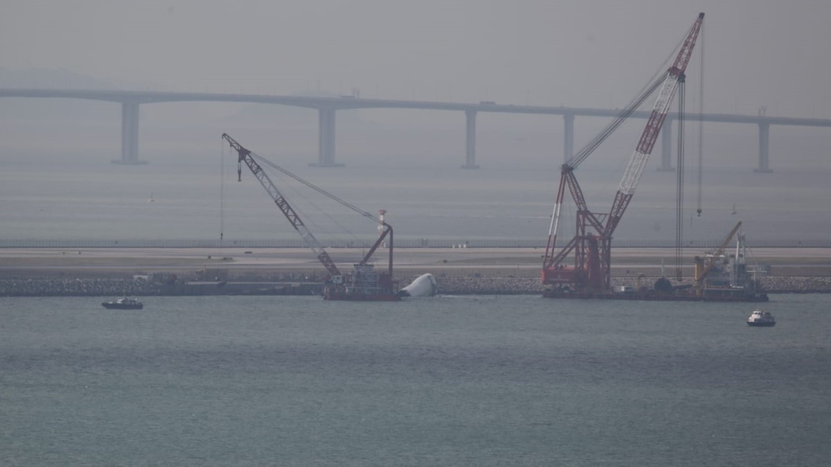 機場貨機墮海|打撈船吊起被撞落海巡邏車 預料打撈工作近尾聲 機場貨機墮海|打撈船吊起被撞落海巡邏車 預料打撈工作近尾聲