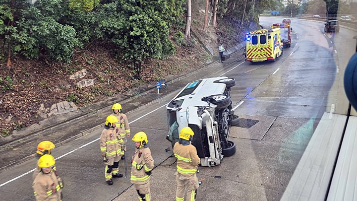 龍翔道客貨車天雨路滑自炒翻側  司機手臂擦傷