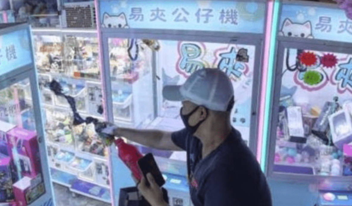 旺角夾公仔店遭淋油 天眼拍下口罩男犯案過程