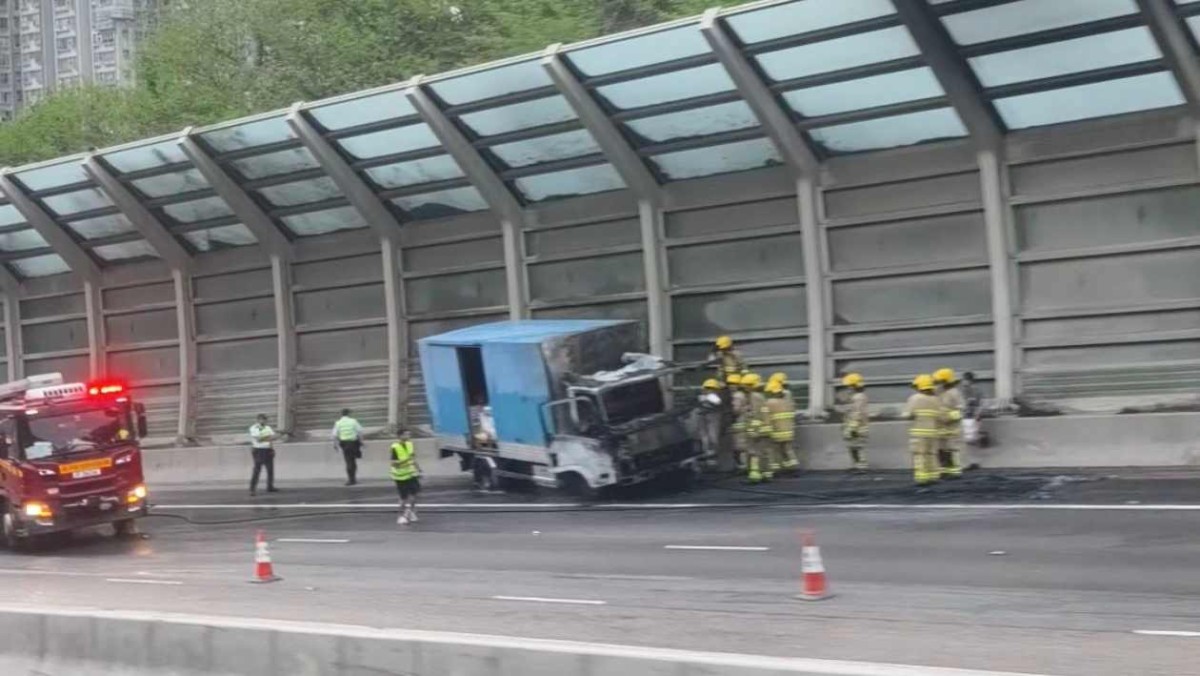 屯門公路貨車疑過熱陷火海 消防趕至救熄
