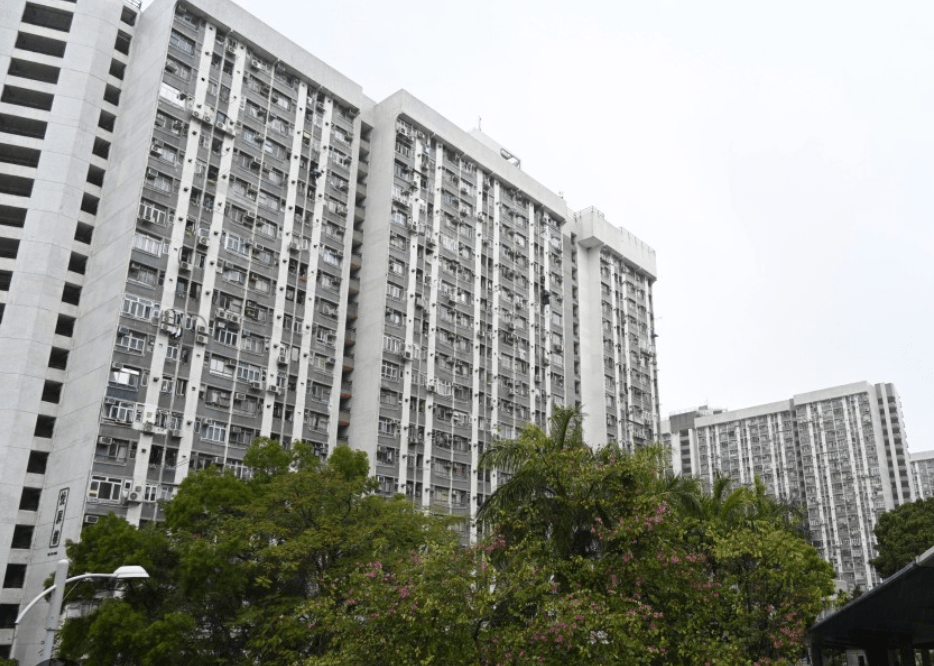 朗屏邨中年漢墮樓送院亡 警方籲市民提供資料