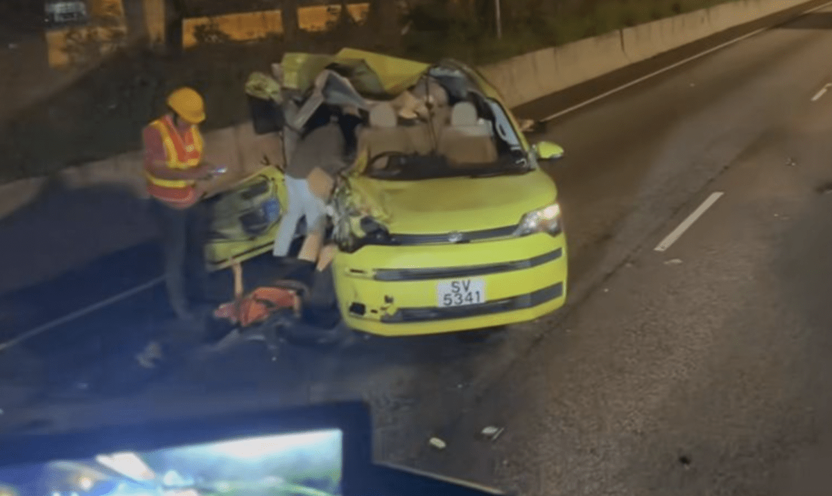 葵涌道私家車猛撞停路中貨車 頂部削去司機倒臥路面 兩人受傷送院
