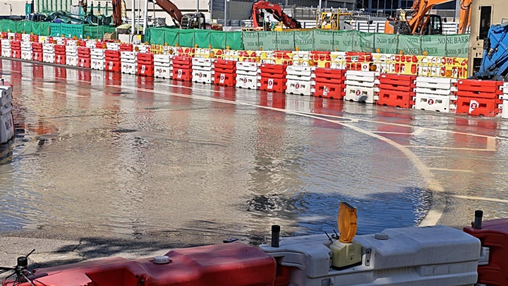 屯門湖景路爆水管  港鐵地盤附近水浸