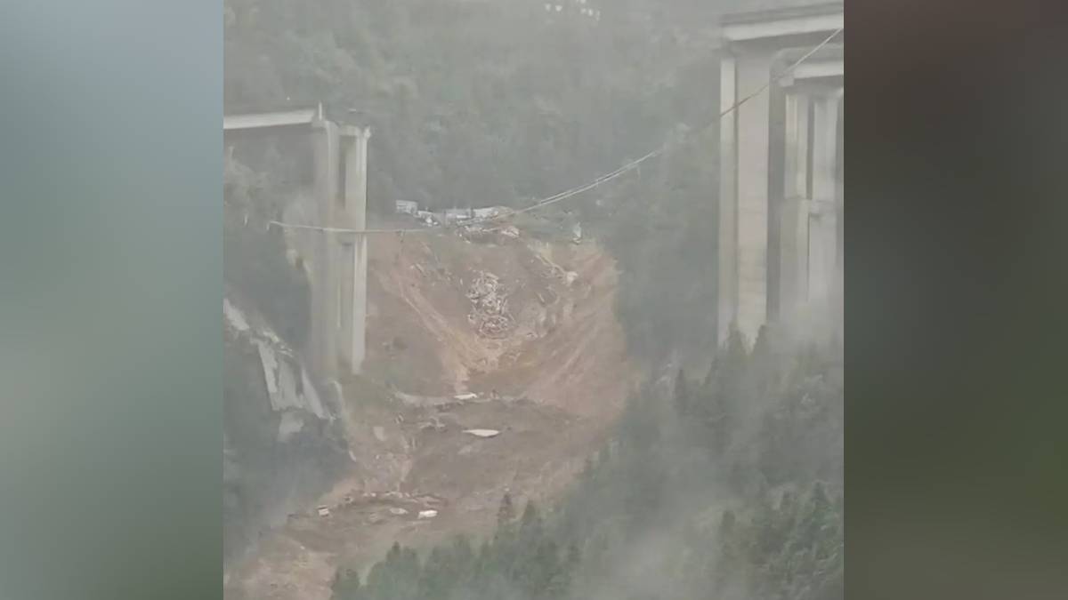 貴州廈蓉高速大橋垮塌 大貨車斷橋邊半天吊無人傷亡—有片