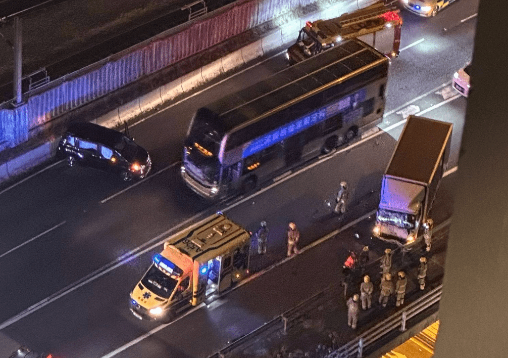 馬鞍山路私家車扭軚閃避前車捱貨車撞　兩男輕傷送院