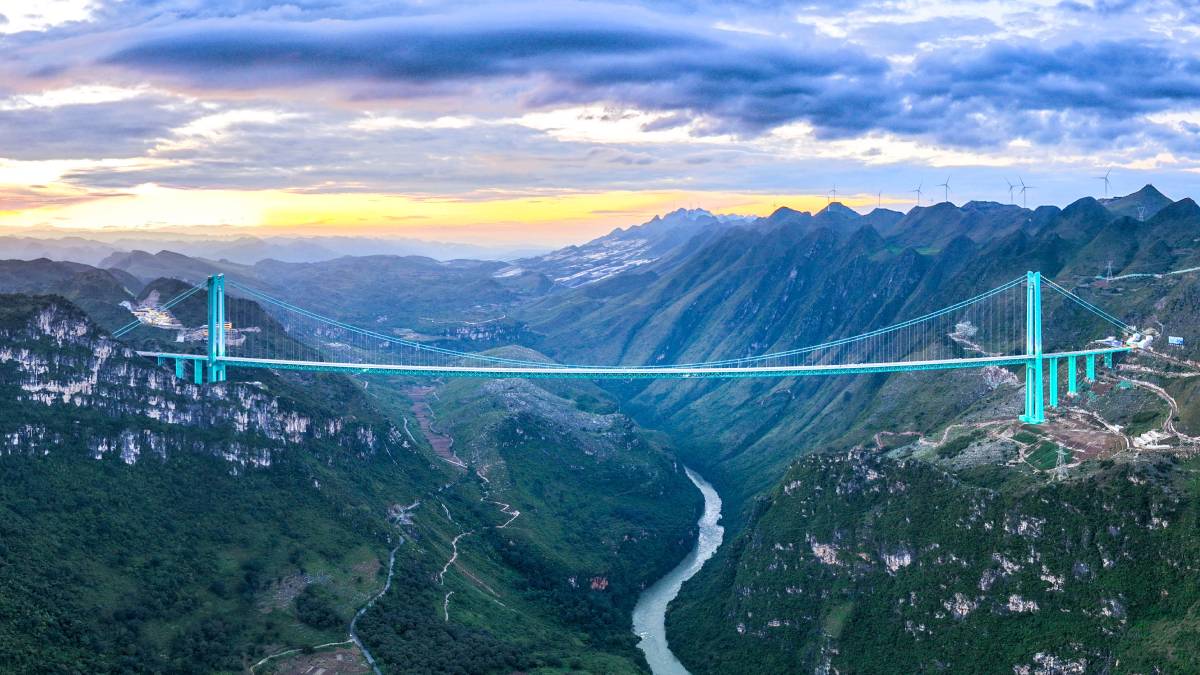 世界第一|貴州花江峽谷大橋通車創兩項紀錄 橋頭破格設婚姻登記點 世界第一|貴州花江峽谷大橋通車創兩項紀錄 橋頭破格設婚姻登記點