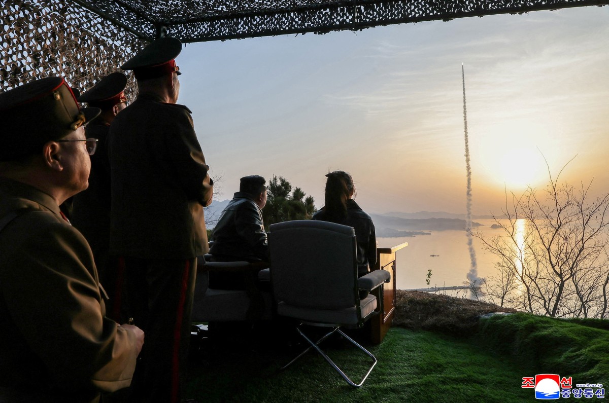 北韓試射5枚戰術彈道導彈 金正恩到場監督 指可滿足作戰需求