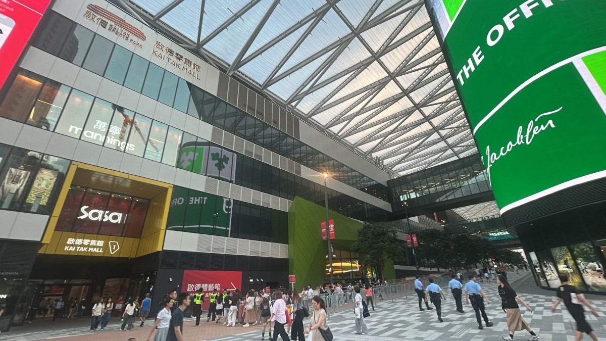 颱風紅霞︱啟德體育園 : Ian陳卓賢演唱會繼續進行至完場  籲參加者提早計劃回程交通安排