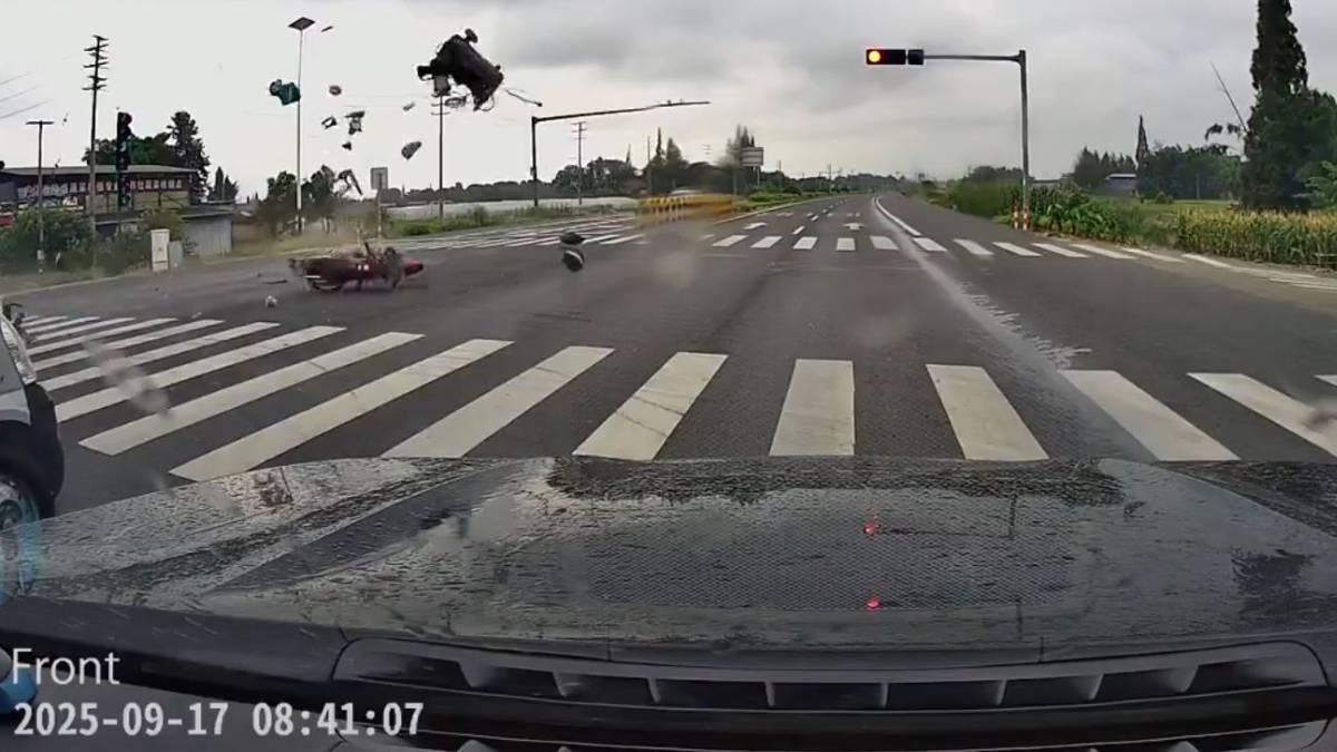 內地警車衝燈撞散電單車 司機奇蹟無事︱有片 內地警車衝燈撞散電單車 司機奇蹟無事︱有片