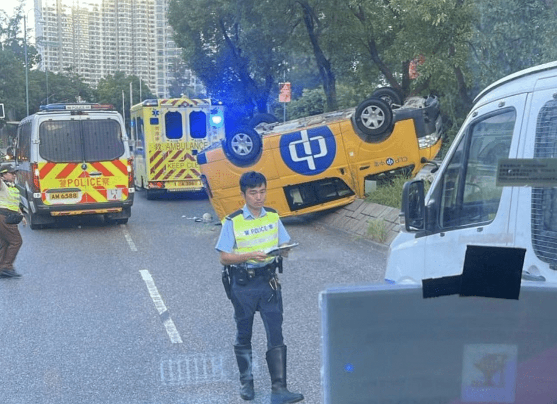 東涌中電客貨車自炒「反肚」 司機及乘客一度被困獲救送院 東涌中電客貨車自炒「反肚」 司機及乘客一度被困獲救送院