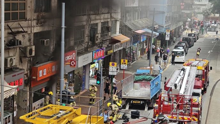 北角兩餸飯店起火冒濃煙 消防救熄20人疏散