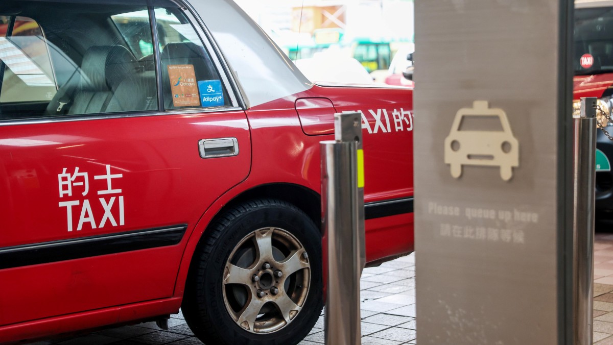 元朗惡漢站的士車頭聊天擋視線 司機要求讓開遭拳毆頭破血流