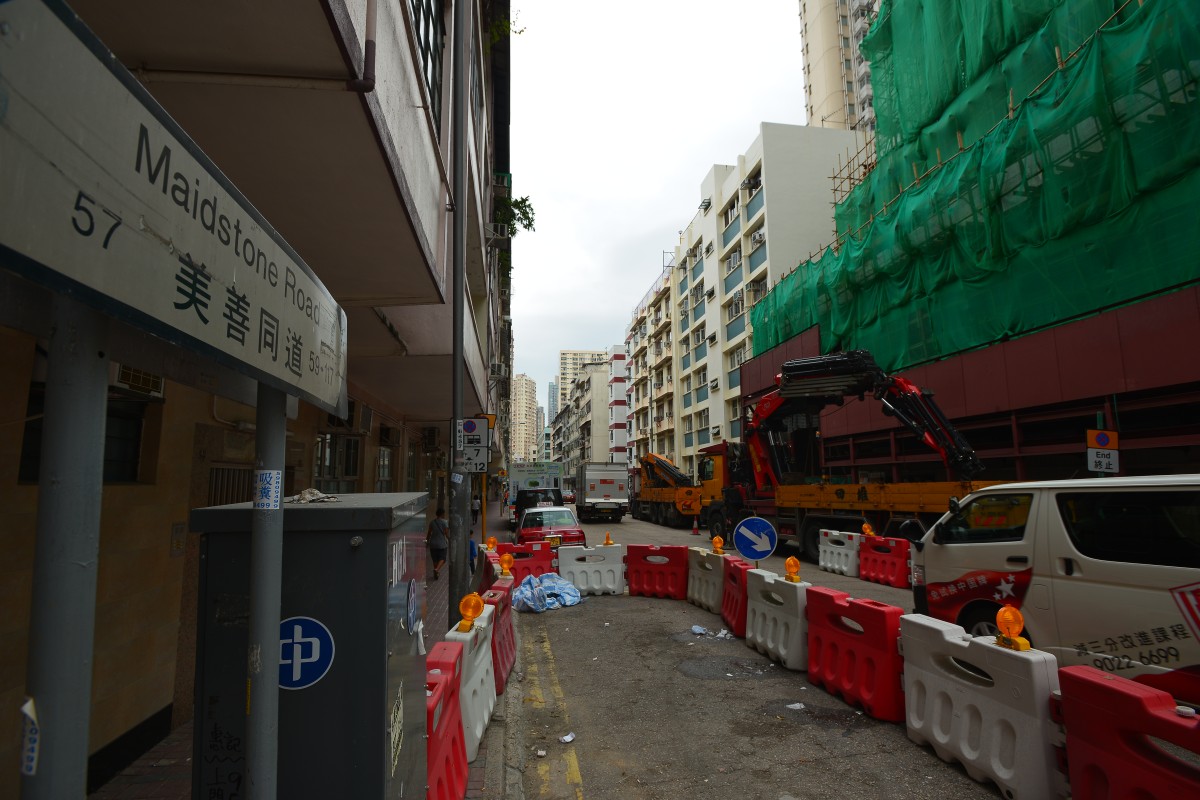 土瓜灣大廈外牆石屎剝落 3車遭擊中天窗及車窗損毀