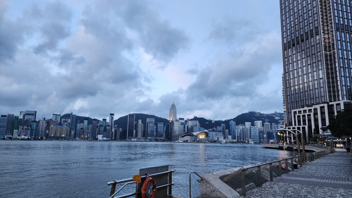 天文台：位於南海中部的熱帶低氣壓將會有所增強 於上午7時40分發出一號戒備信號
天文台清晨5時發出特別天氣提示，指按照現時預測，位於南海中部的熱帶低氣壓將會有所增強。天文台會在上午7時40分發出一號戒備信號。預料該熱帶氣旋會在今明兩日（7月2日及3日）大致移向海南島至北部灣一帶，與本港保持400公里或以上的距離。 受其影響，本港星期五風勢增強，天氣漸轉不穩定，海有湧浪，狂風驟雨逐漸增多，部分地區雨勢較大。而受地形影響，部分高地可能短暫吹烈風。隨著該熱帶氣旋在週末期間（7月4日