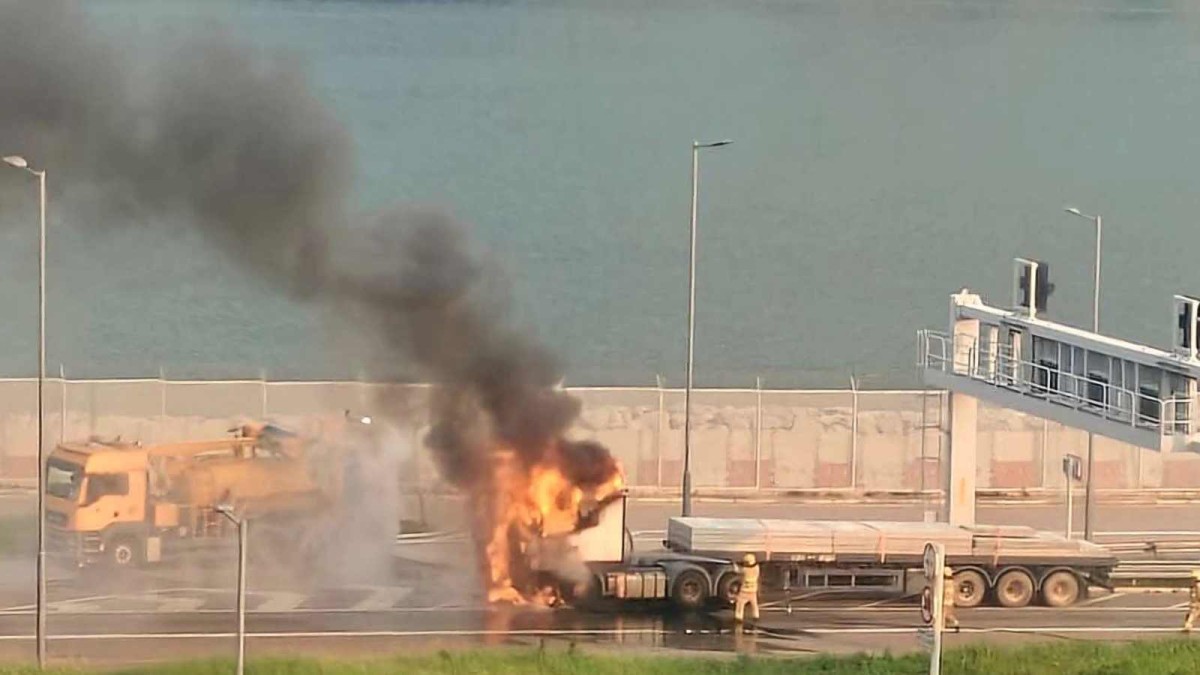 港珠澳大橋香港連接路拖頭陷火海 司機及時逃生 消防迅速救熄